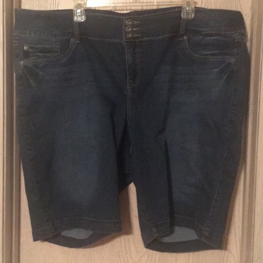 Like brand new Torrid Bermuda shorts
